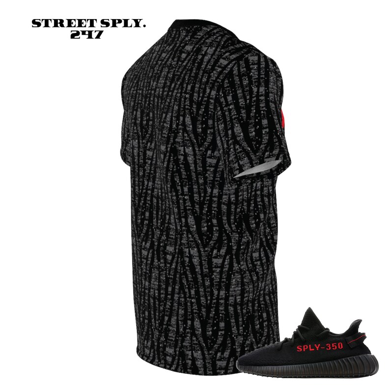 Puede incluir: Zapatillas negras y rojas con el texto "SPLY-350" en el lateral. Las zapatillas se combinan con una camiseta negra y gris con estampado de cebra.