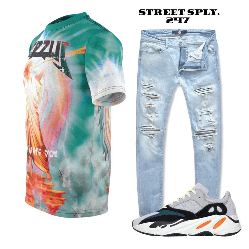 K&ouml;nnte beinhalten: Ein gr&uuml;nes, blaues und oranges T-Shirt mit dem Text "IZZY" und "LOVE YOU". Hellblaue, ausgefranste Jeans und graue, schwarze und orangefarbene Sneaker.