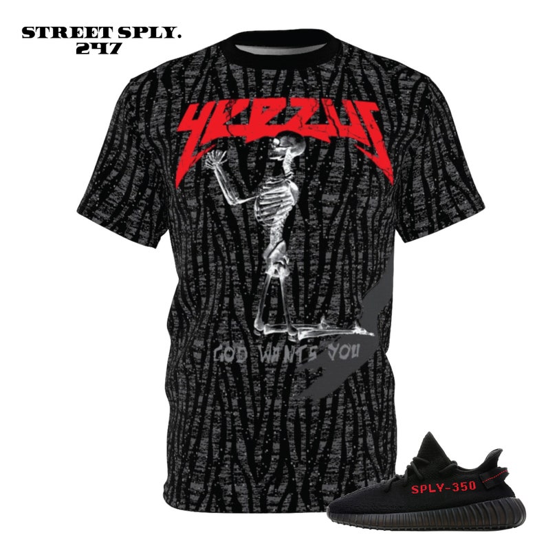 Puede incluir: Camiseta negra y roja con estampado gr&aacute;fico de un esqueleto rezando y el texto "God Wants You". Zapatillas negras y rojas con el texto "SPLY-350".