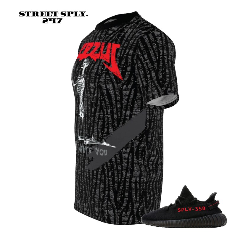 Puede incluir: Camiseta negra y gris con un estampado gr&aacute;fico rojo de un esqueleto y el texto "Wants You". Zapatillas negras y rojas con el texto "SPLY-350" en el lateral.