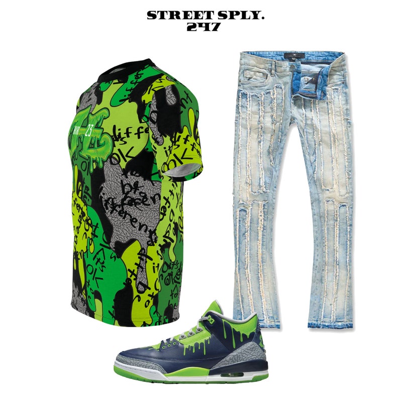 Puede incluir: Una camiseta de estampado gr&aacute;fico verde, negro y amarillo, unos vaqueros desgastados de color azul claro y unas zapatillas verdes y azules con efecto goteo. La camiseta tiene el texto "STREET SPLY. 24/7".