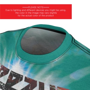 K&ouml;nnte beinhalten: Ein t&uuml;rkisfarbenes T-Shirt im Tie-Dye-Stil mit einem schwarz-wei&szlig;en Grafikdruck des Wortes "ZZZL" in einem Used-Look.