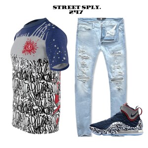 Puede incluir: Un atuendo para hombre que incluye una camiseta de estampado gr&aacute;fico blanco y azul, jeans desgastados de color azul claro y zapatillas de deporte azul marino y grises con suela blanca. La camiseta tiene el texto "STREET SPLY. 247" en la parte superior.