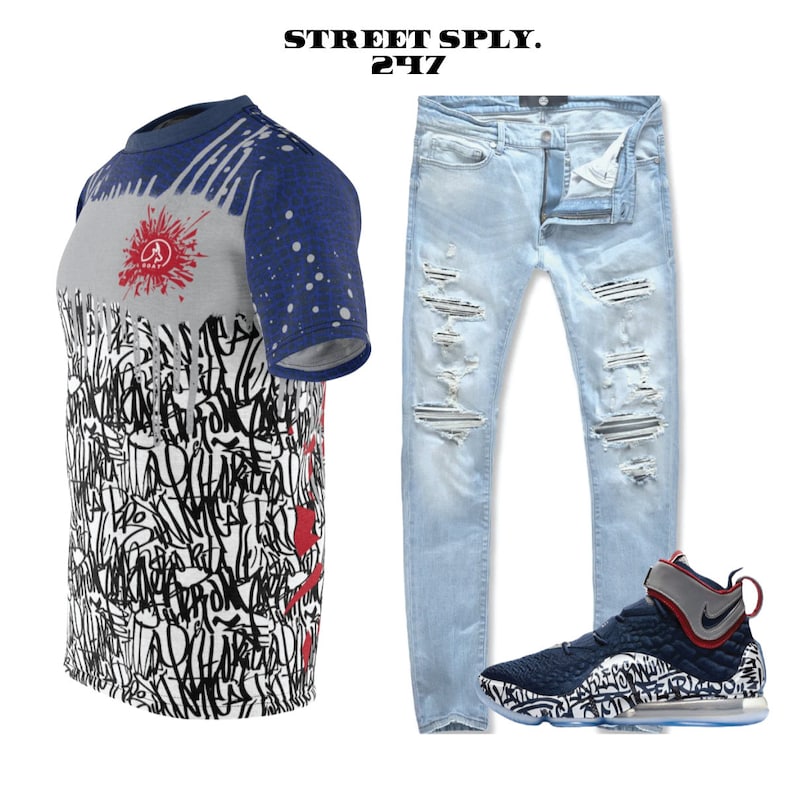 Puede incluir: Un atuendo para hombre que incluye una camiseta de estampado gr&aacute;fico blanco y azul, jeans desgastados de color azul claro y zapatillas de deporte azul marino y grises con suela blanca. La camiseta tiene el texto "STREET SPLY. 247" en la parte superior.