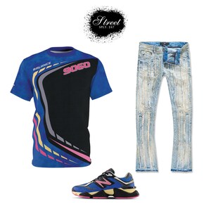 Puede incluir: Una camiseta azul y negra con el texto "BALANCE" y "9060" impreso en ella. La camiseta se combina con jeans desgastados de color azul claro y zapatillas de deporte rosas y azules.