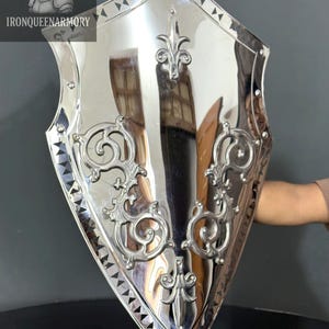 Mittelalterliches Ritter-Schild aus Edelstahl/Hand-geschmiedetes Schild mit polierter Spiegeloberfläche/Dekor-Schild/ LARP & Cosplay/Geschenk-Schild