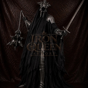 Peut inclure: Une armure complète en métal sombre avec un casque pointu, des épaulières articulées et des jambières. La silhouette porte une cape noire en lambeaux et tient un fléau à pointes et une épée longue. Le texte indique IRON QUEEN ARMORY.