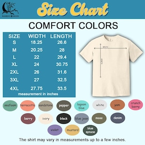 Pu&ograve; includere: Tabella delle taglie per t-shirt con misure in pollici. La tabella mostra le misure di larghezza e lunghezza per le taglie dalla S alla 4XL. La tabella include anche una variet&agrave; di opzioni di colore per le t-shirt, tra cui verde acqua, terracotta, arenaria, pepe, blu laguna, bianco, yam, bacca croccante, bacca, avorio, nero, blu jeans, muschio, denim, viola, senape e blu abete.