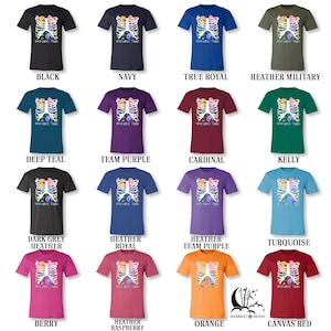 Pu&ograve; includere: Una t-shirt grafica con un'illustrazione colorata di una gabbia toracica con una variet&agrave; di creature marine al suo interno. Il testo "Thoracic Park" &egrave; stampato sulla t-shirt. La t-shirt &egrave; disponibile in 15 colori diversi.