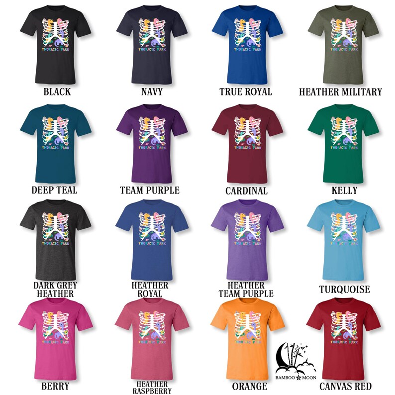 Pu&ograve; includere: Una t-shirt grafica con un'illustrazione colorata di una gabbia toracica con una variet&agrave; di creature marine al suo interno. Il testo "Thoracic Park" &egrave; stampato sulla t-shirt. La t-shirt &egrave; disponibile in 15 colori diversi.