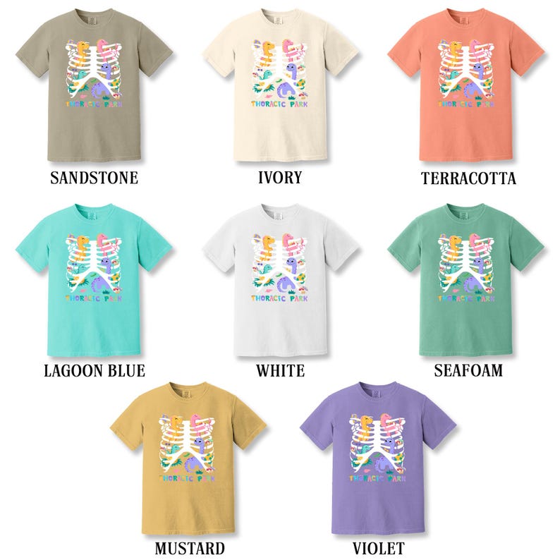 Pu&ograve; includere: Un set di dieci t-shirt con una grafica colorata di una gabbia toracica con dinosauri al suo interno. Le t-shirt sono disponibili in dieci colori diversi: arenaria, avorio, terracotta, blu laguna, bianco, spuma di mare, senape, viola, nero e grigio melange. Il testo "Thoracic Park" &egrave; stampato sulle t-shirt.