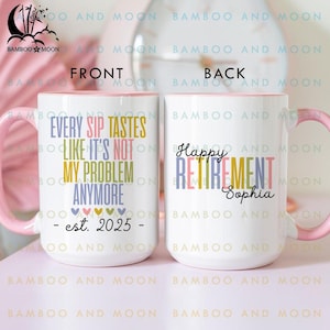Könnte beinhalten: Eine weiße Keramiktasse mit rosafarbenem Rand und Henkel. Die Vorderseite der Tasse zeigt den Text "Every Sip Tastes Like It's Not My Problem Anymore - est. 2025 -" in bunten Farben. Die Rückseite der Tasse zeigt den Text "Happy Retirement Sophia" in bunten Farben.
