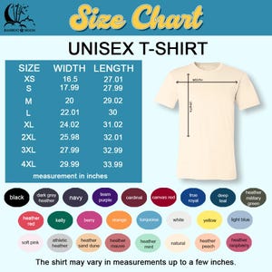 Pu&ograve; includere: Tabella delle taglie per t-shirt unisex con misure in pollici. La tabella mostra la larghezza e la lunghezza della t-shirt in pollici per le taglie XS a 4XL. La tabella &egrave; su uno sfondo bianco con un'illustrazione di t-shirt beige.