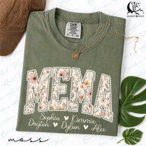 Könnte beinhalten: Ein olivgrünes T-Shirt mit Rundhalsausschnitt und einem Comfort Colors Etikett. Auf der Vorderseite steht das Wort MEMA in großen Blockbuchstaben, die mit einem Blumenmuster gefüllt sind. Darunter sind die Namen Sophia, Kimmie, Dayton, Dylan und Alex gedruckt.