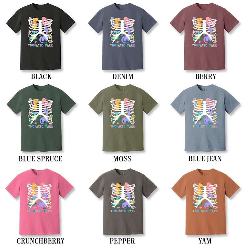 Pu&ograve; includere: Nove t-shirt di diversi colori con una grafica di una gabbia toracica con creature dei cartoni animati colorate al suo interno. Il testo "THORACIC PARK" &egrave; stampato su ogni t-shirt.