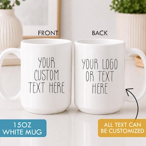 Könnte beinhalten: Zwei weiße 425-ml-Keramikbecher nebeneinander. Der linke Becher zeigt den schwarzen Text 'YOUR CUSTOM TEXT HERE' mit der Beschriftung 'FRONT'. Der rechte Becher zeigt den schwarzen Text 'YOUR LOGO OR TEXT HERE' mit der Beschriftung 'BACK' und einem Pfeil.