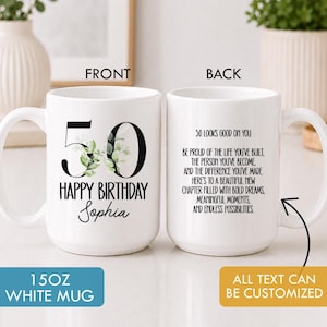 Puede incluir: Una taza blanca de cerámica de 15 oz mostrada de frente y de espaldas. El frente presenta el número 50 con hojas verdes, el texto HAPPY BIRTHDAY y el nombre Sophia. El reverso muestra el texto 50 LOOKS GOOD ON YOU seguido de un párrafo.