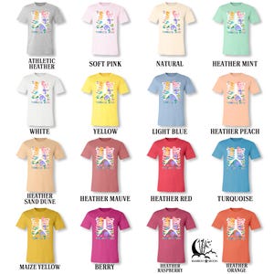 Pu&ograve; includere: Una collezione di t-shirt di vari colori con una grafica colorata di una gabbia toracica con fiori e il testo "Thoracic Fur".