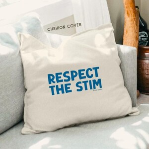 Könnte beinhalten: Rustikales Holzschild mit dem Text "Welcome to our home" in weißer Schrift. Das Schild hat eine Used-Optik und ein schlichtes, einladendes Design, ideal für die Dekoration der Haustür.