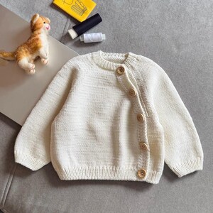 Chaqueta de bebé de lana merino hecha a mano: cárdigan de punto con botones laterales