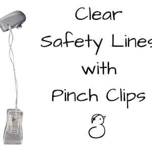 Puede incluir: Líneas de seguridad de plástico transparente con pinzas. La imagen muestra una pinza de plástico transparente unida a una pieza de plástico gris mediante un hilo fino y transparente. El texto de la imagen dice "Clear Safety Lines with Pinch Clips."