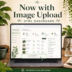 Op de afbeelding: Een laptop toont een plantverzorgingsdashboard met de tekst "Now with Image Upload". Het scherm toont plantdetails, herinneringen en een optie om foto's te uploaden. Een mok, een gieter en een notitieboek liggen op het houten bureau.