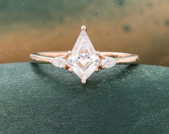 Kite Cut Moissanite Engagement Ring Unique Rose Gold Pear Diamond Wedding Ring Three Stone Ring Art Deco Bridal Promise ring