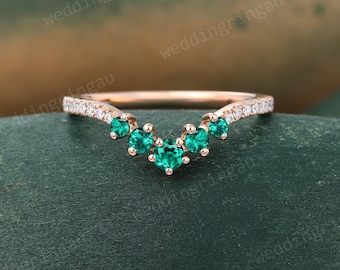 Round Emerald Curved Wedding Band Unique Rose gold Moissanite Stacking Matching Ring Art Deco Promise Anniversary Ring May Birthstone Band