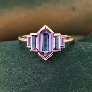 Anillo de compromiso con amatista hexagonal, engaste de bisel de oro rosa, estilo art déco vintage con corte baguette, regalo personalizado con piedra de nacimiento.