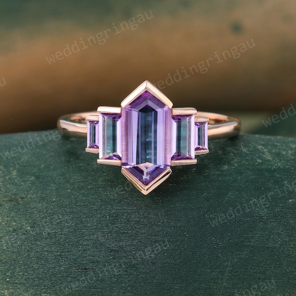 Anillo de compromiso con amatista hexagonal, engaste de bisel de oro rosa, estilo art déco vintage con corte baguette, regalo personalizado con piedra de nacimiento.
