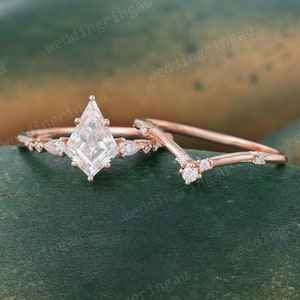 Conjunto de anéis de noivado de moissanita com corte de pipa Conjunto de anéis de noivado de moissanita em ouro rosa vintage Anel de noivado com corte redondo e diamante Anel de casamento curvo Anel de promessa