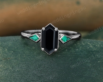 Black gold Black onyx ring Vintage Hexagon cut Black onyx engagement ring Kite cut Emerald ring Three stone Birthstone ring Promise ring