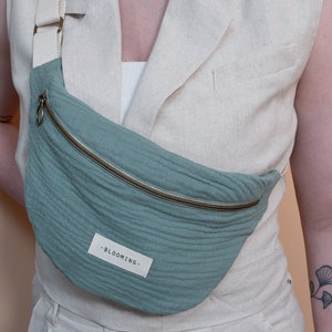 Sac banane en gaze de coton bleu - Doublure à fleurs bleues - Chouchous assortis - Pour femme ou homme - Fait main