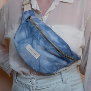Sac banane upcyclé en jean bleu clair tie and dye - Doublure en liberty bleu - Pour femme ou homme - Fait main