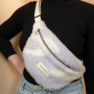 Sac banane moumoute zébré violet et blanc - Taille L ou XL - Tissu sherpa - Effet mouton - Chouchou assorti - Pour femme ou homme -Fait main