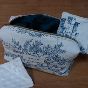 Trousse de toilette - Trousse à maquillage en toile de jouy bleue - Possibilité d'ajouter des cotons démaquillants assortis - Fait main