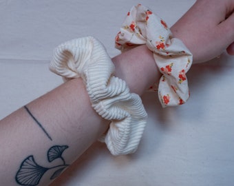 Set aus zwei passenden Scrunchies – Cremefarbener Cord-Scrunchie – Weißes Baumwoll-Scrunchie mit orangefarbenen Blumen – Handgefertigt