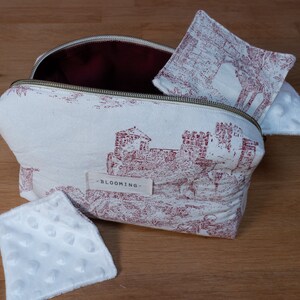 Trousse de toilette - Trousse à maquillage en toile de jouy rouge - Possibilité d'ajouter des cotons démaquillants assortis - Fait main