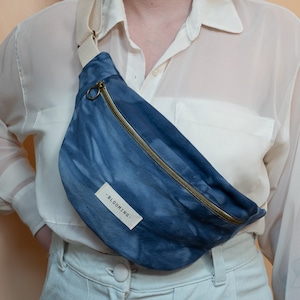 Sac banane upcyclé en jean bleu foncé tie and dye - Doublure à fleurs bleues - Pour femme ou homme - Fait main