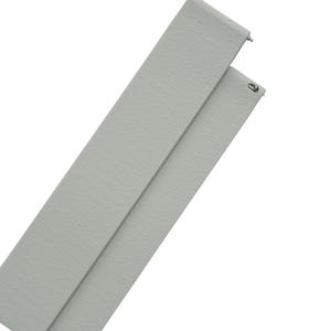 Puede incluir: Una correa rectangular de color gris claro con una superficie texturizada y esquinas redondeadas. La correa cuenta con un pequeño cierre de botón metálico de tono plateado en el borde superior como mecanismo de cierre funcional.