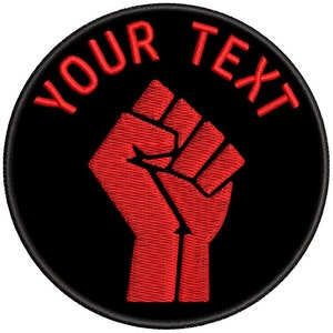 Può includere: Toppa ricamata nera e rossa con un pugno alzato e il testo "YOUR TEXT" intorno al pugno.
