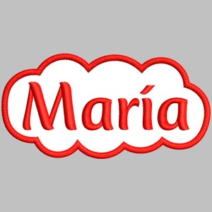Puede incluir: Etiqueta de nombre bordada en rojo con forma de nube blanca y el nombre "María" en letras rojas.