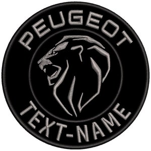 Op de afbeelding: Zwarte en zilveren geborduurde patch met het woord "PEUGEOT" in een cirkel rond een leeuwenkop.