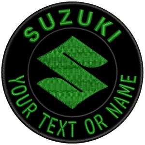Op de afbeelding: Geborduurde patch met het Suzuki-logo in groen op een zwarte cirkelvormige achtergrond. Het woord "SUZUKI" staat in een boog bovenaan, met "YOUR TEXT OR NAME" onderaan.
