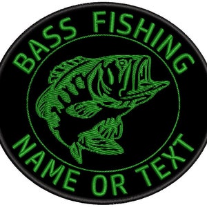 Op de afbeelding: Groen geborduurd patch met een zwarte achtergrond. De patch toont een baars met de tekst "Bass Fishing Name or Text" rond de vis.