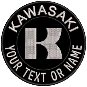 Może przedstawiać: Czarna, haftowana naszywka z białym napisem. U góry słowo "KAWASAKI" w łuku. Na środku białe logo "K". Na dole napis "YOUR TEXT OR NAME".