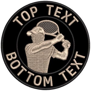 Puede incluir: Un parche bordado en blanco y negro con un jugador de tenis en el centro. El texto "TOP TEXT" está en la parte superior del círculo y "BOTTOM TEXT" está en la parte inferior del círculo.