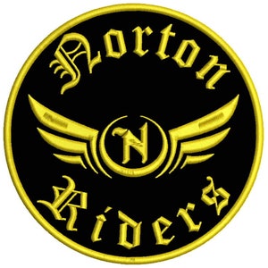 Pode incluir: Um remendo redondo preto e dourado com o texto "Norton Riders" em uma fonte estilizada. O remendo apresenta um "N" estilizado com asas.