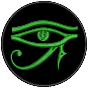 Op de afbeelding: Een groen geborduurd oog van Horus symbool op een zwarte ronde patch.
