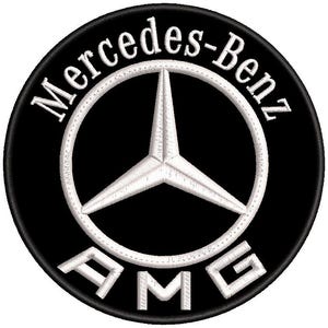 Könnte beinhalten: Gestickter Aufnäher mit dem Mercedes-Benz-Logo. Das Design zeigt einen weißen dreizackigen Stern in einem weißen Kreis auf schwarzem Hintergrund. Die Wörter "Mercedes-Benz" und "AMG" sind ebenfalls gestickt.